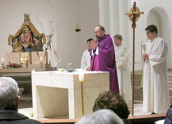 Pfarrer Stefan Scheifele feierte einen ruhigen ersten Gottesdienst in St. Otto am Aschermittwoch.	Foto: Willi Meier