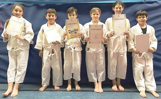 Kleine Judo-Meister sind im Anmarsch: Die Kinder präsentieren stolz ihre Errungenschaften.	Foto SV Lohhof