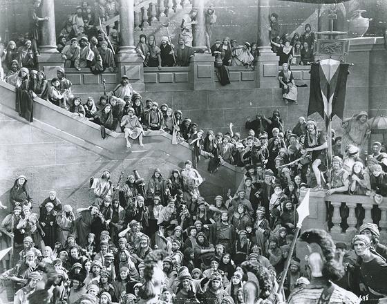 Tausende von Statisten und imposante Kulissen: Cecil B. DeMilles »King of Kings« wurde 1927 gedreht.	Foto: VA
