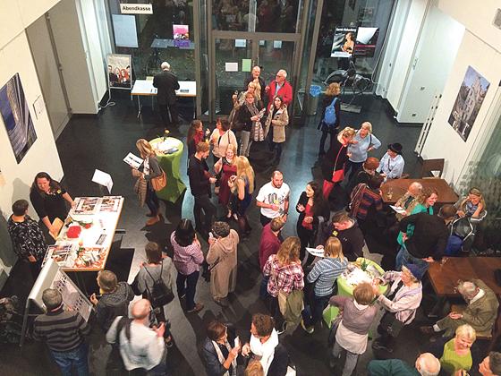 Die Vernissagen im Kulturzentrum Trudering locken viele Kunstinteressierte an.	Foto: VA