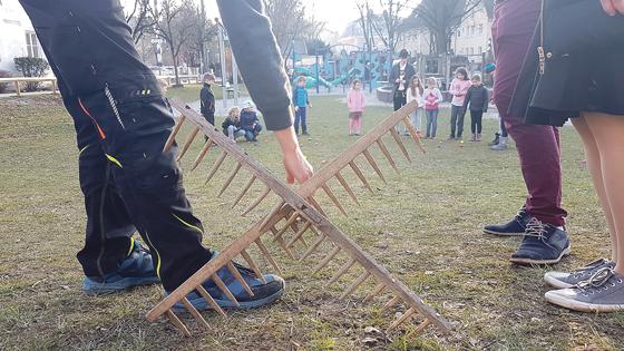 Die Seetaler Trachtler vermitteln den Kindern spielerisch das bayerische Brauchtum zum Osterfest.	Foto: Seetaler