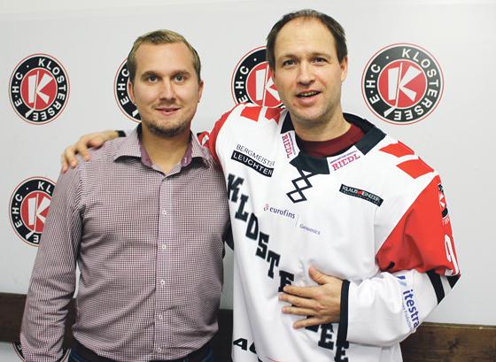 Bob Wren zusammen mit Trainer Dominik Quinlan (links), der beim Wren Hockey Classic in Wien auch selbst wieder seine Schlittschuhe schnüren wird.	Fotos: smg/CU