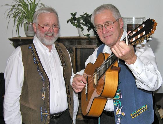 Dr. Norbert Hartmann, der singende Zahnarzt, (li.) und Friedl Wotruba präsentieren jiddische Lieder.  	 Foto: VA