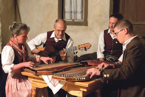Ob als Soloinstrument oder im Ensemble, die Zither ist aus der alpenländischen Musik nicht wegzudenken.					     Foto: Dieter Schnöpf