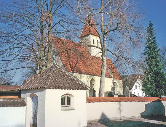 Die romanisch-frühgotische Kirche St. Nikolaus liegt im alten Ortskern von Englschalking.	Foto: NordOstKultur, privat