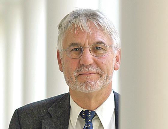 Professor Gerhard Roth kommt nach Ismaning.	F.: VA