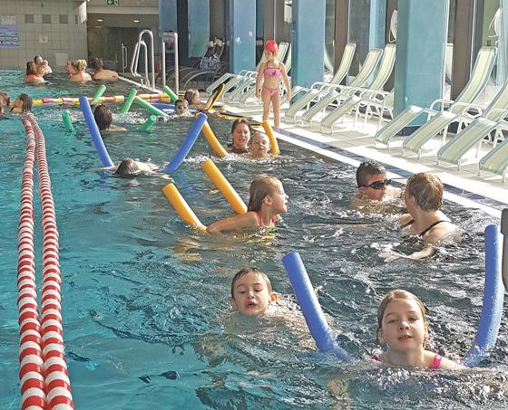 Die engagierten Schwimmlehrerinnen und deren Helfer aus dem Nachwuchsbereich des SV-Lohhof waren diszipliniert und mit sehr viel Freude bei der Sache. 	Foto: VA