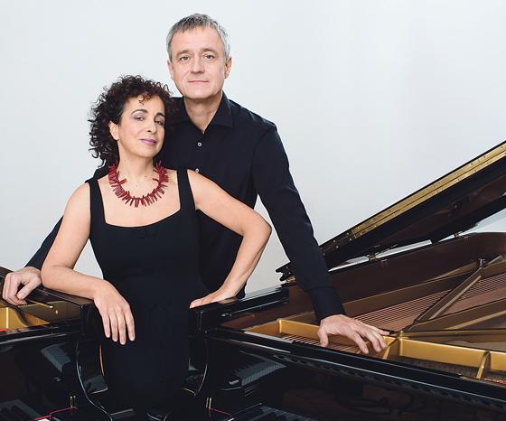 Von Schwabing aus in die ganze Welt: Das Klavierduo Yaara Tal, Andreas Groethuysen. 	Foto: Michael Leis