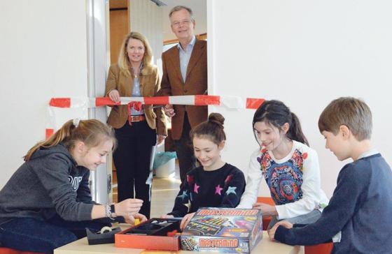 Direktorin Birgit Korda und Bürgermeister Neusiedl bei der Einweihung der neuen Räumlichkeiten für die Schüler des Gymnasiums Grünwald.	Foto: VA