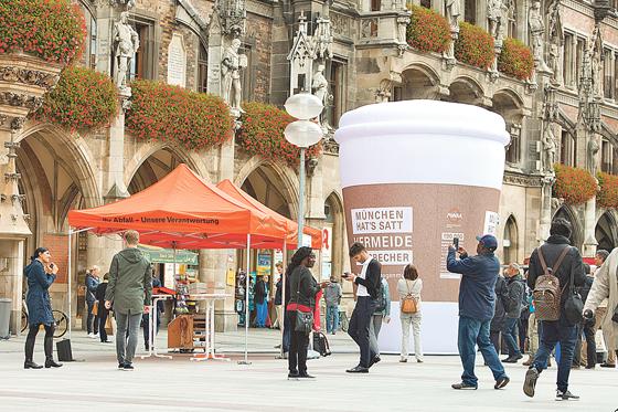 Was in diesen Riesenbecher reinpasst, werfen die Münchner in Form von Coffee-To-Go-­Bechern weg  und zwar jeden Tag!	Foto: AWM