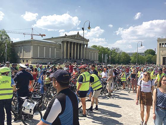 Als die Erdinger am Königsplatz ankamen, trafen sie auf Tausende Gleichgesinnte, die die  Situation für Radfahrer in Bayern verbessern wollen. 	 Foto: ADFC Erding