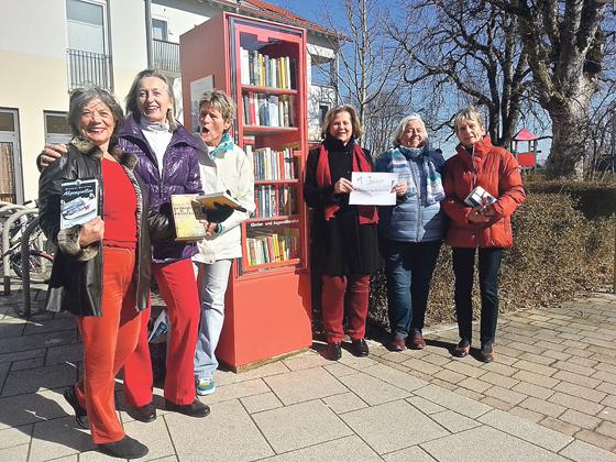 Bürgermeisterin Barbara Bogner (2. v. r.) mit den Bücherschrankpatinnen, die dafür sorgen, dass das Projekt auch in seinem zweiten Jahr ein Erfolg bleibt.	Foto: Eva Ciszewski