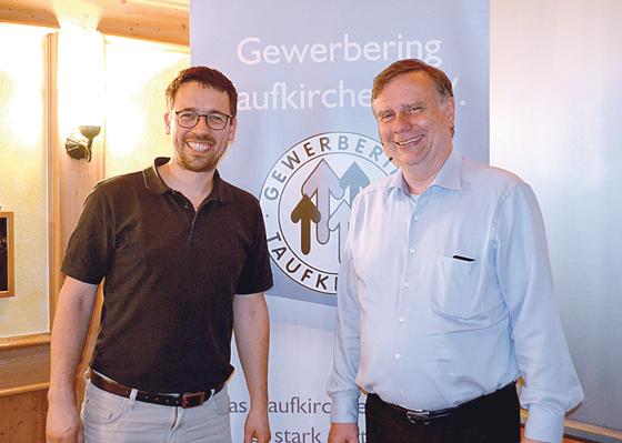 Der Gewerbering-Vorsitzende Martin Soellner und Datenschutzexperte Rudolf Lex auf der Informationsveranstaltung zum Datenschutz in Taufkirchen.                    Foto: Gewerbering