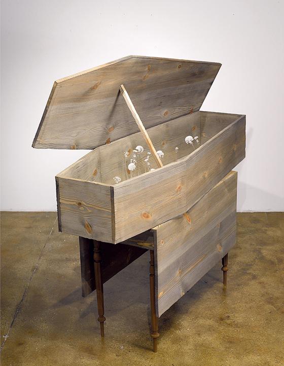 »Ashen« von Kiki Smith 2010, Materiel: Lampenglas und  Holz, aus der Sammlung Alexander Tutsek-Stiftung.    Foto: Kerry Ryan McFate, © Kiki Smith, courtesy Pace Gallery