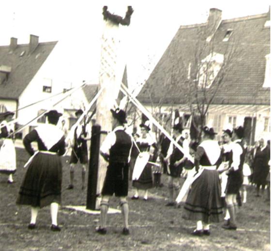 BU: Der Bandltanz am Maibaum wurde bereits 1965. Foto: Würmbachtaler