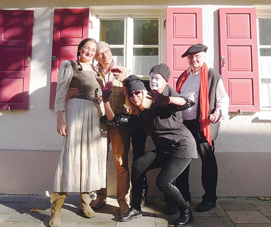 Von l. n. r.:. Marid Schaper (Gretel), Richard Maresch (Faust), Katharina Schweissguth (Pudel), Lothar Thiel (Mephisto) und Hans Senninger (Fabulus). 	Foto: Gaëlle Numa Oesterle