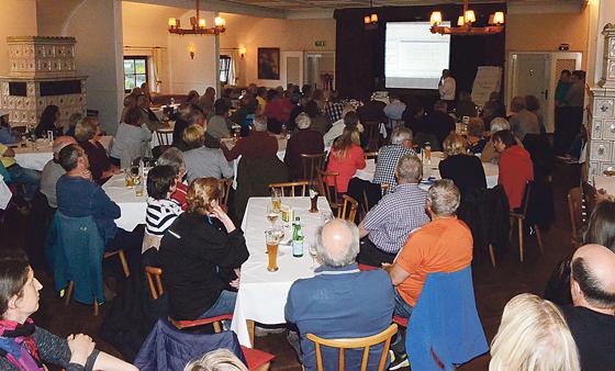 Auf reges Interesse bei rund 100 Besuchern stieß der Diskussionsabend zur Wimmerwiese im Limone in Pöring. 	Foto: VA