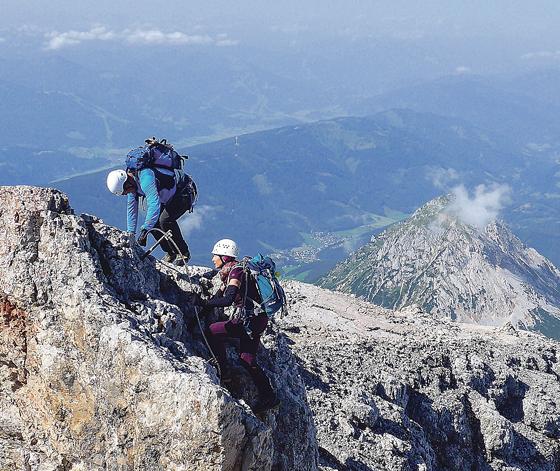 Zwei Mitglieder der Sektion Zorneding im Aufstieg am Gipfelgrat zum Hohen Dachstein. 	Foto: DAV