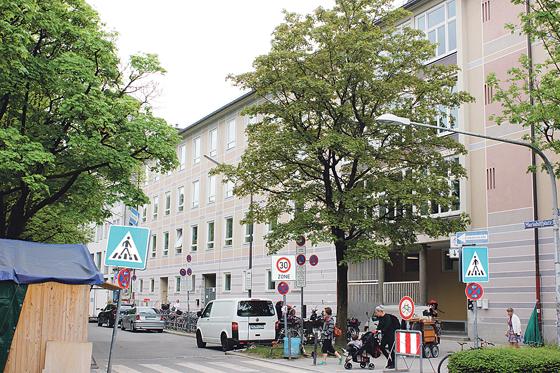 Die Grundschule am Mariahilfplatz ist in die Jahre gekommen. Für den vorzeitigen Beginn der anstehenden Sanierung gab es nun grünes Licht von der Regierung.	Foto: bs