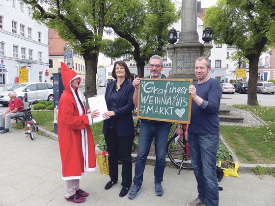 Angelika Obermayr nahm die Unterschriftenliste vergangene Woche auf dem Marktplatz entgegen.	Foto: VA