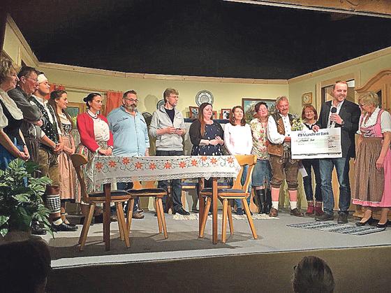 400 Euro für bedürftige Familien in Kirchheim hat die  Anderlbühne gespendet.	Foto: Gemeinde Kirchheim