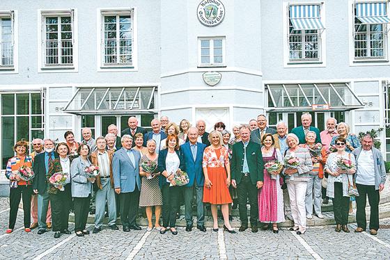 920 Ehejahre vereint in 18 Paaren beim Jubiläumsempfang mit Bürgermeisterin Gabriele Müller vor dem Haarer Rathaus.	Foto: Gemeinde Haar