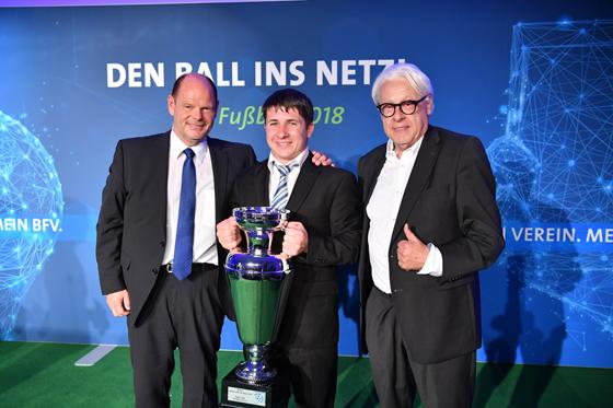 Markus Spötzl (mitte) mit BFV-Schatzmeister Jürgen Faltenbacher (links) und BR-Sportchef Klaus Kastan. 	Foto: Sebastian Widmann/Getty Images
