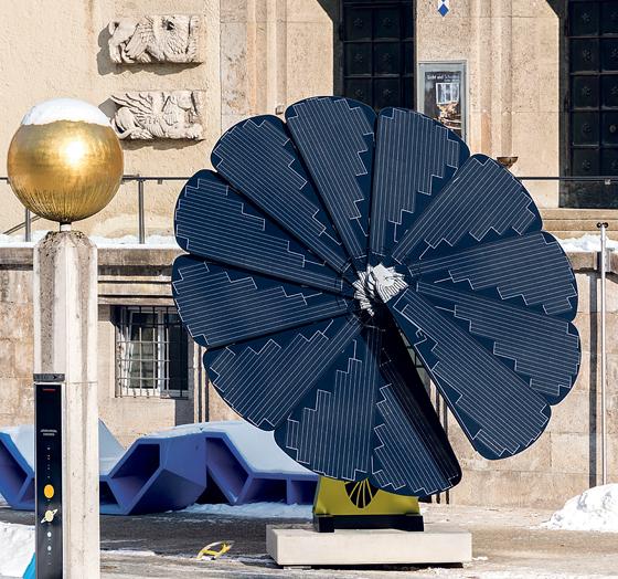 Die Solarblume auf dem Innenhof des Deutschen Museums folgt dem Lauf der Sonne, faltet sich nachts zusammen und produziert rund 4000 kWh Strom pro Jahr  das ist in etwa der Jahresverbrauch eines europäischen Durchschnittshaushalts.	F: Deutsches Museum