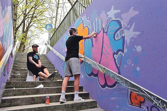 Jugendliche verschönern gemeinsam mit Graffiti-Spryern des Künstlerkollektivs »Der Blaue Vogel« die Unterführung am lehrer-Götz-Weg. 	Foto: Benjamin Ganzenmüller / MGS