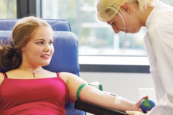 Eine Blutspende dauert nur 10 Minuten und hilft der Medizin Leben anderer Menschen zu retten. 	Foto: BRK