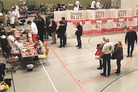Weit über 200 Personen waren in die Ismaninger Osterfeldhalle gekommen, um Blut zu spenden.	Foto: BRK Ismaning