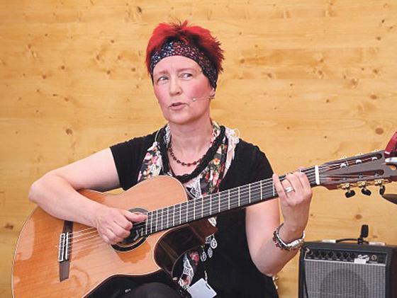 Rosi Spielberger sorgt für gute Gitarrklänge und Gesang. 	 Foto: privat