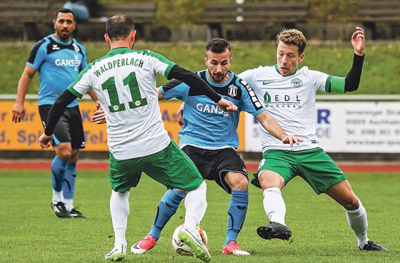 Der Ball liegt beim SV Waldperlach (weiß): Nachdem Kontrahent Dornach Federn gelassen hat, strebt das Team aus dem Münchner Süden in Richtung Aufstieg.	Foto: Christian Riedel