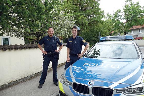 Die Polizeibeamten der PI 31 sind sehr zufrieden mit der neuen, blauen Uniform.	Foto: hw