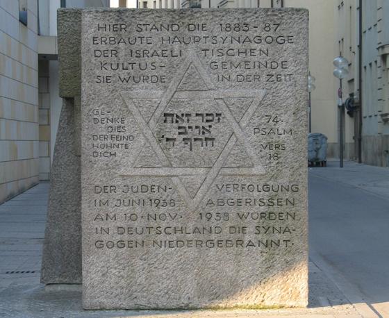 Gedenkstein am Ort der Alten Hauptsynagoge in der Herzog-Max-Straße. 	Foto: Anna Barnsteiner