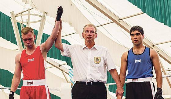 Michi Wagner wird von Ringrichter Paul Rossa zum Sieger gegen Nahib Nabarkhel erklärt.	Foto: Viktor Dell