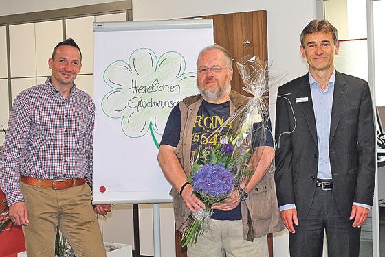 Singer Christoph (Filialdirektor Kreissparkasse Poing), Gewinner Gerhard Posch und Richard Hennel (Kundenberater Kreissparkasse Poing). 	Foto: Kreissparkasse