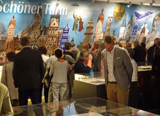 Volles Haus bei der Eröffnung der Sonderausstellung im ersten Stock des Stadtmuseums ­Erding. Der Schöne Turm zog und zieht viele in seinen Bann.	Foto: kw