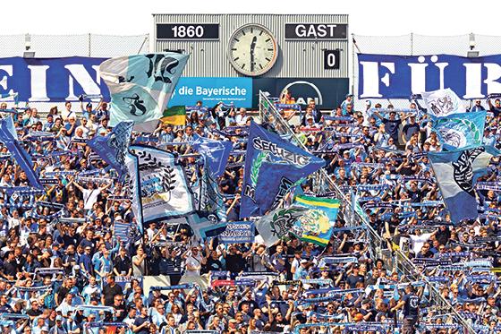 Rückhalt auf Giesings Höhen: Die Fans des TSV 1860 München. 	Foto: Anne Wild