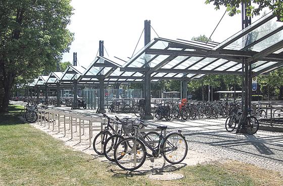 Vor kurzem hat die Gemeinde Ismaning 19 zusätzliche Fahrradständer am Bahnhof errichtet.	Foto: Gemeinde Ismaning