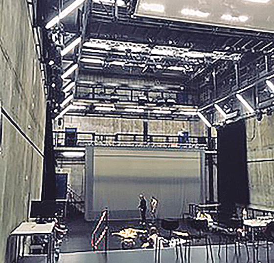 »liminal space« auf der Bühne der Reaktorhalle.	F.: HMTM