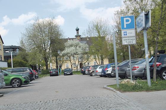 Am Sonntag, 1. Juli, entscheiden die Neubiberger über die Gestaltung des Parkplatzes vor dem Rathaus.	Foto: RedN