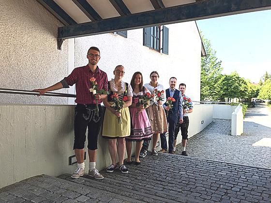 Die Junge Union Putzbrunn verteilte am Muttertag Rosen. Neue Mitglieder sind herzlich willkommen.	F.: VA