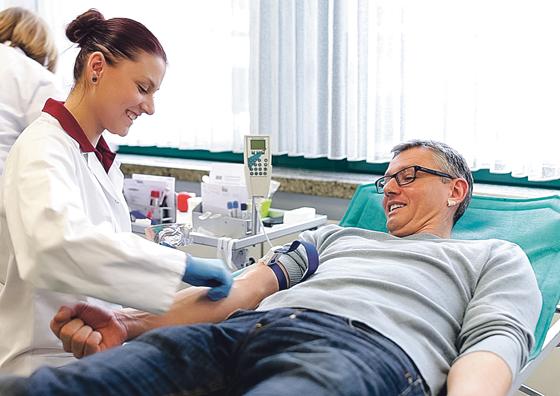 Gründe für eine Blutspende gibt es viele: Wussten Sie etwa, dass man mit einer einzigen Blutspende drei Menschen das Leben retten kann?	Foto: BSD des BRK, Guido Rheme
