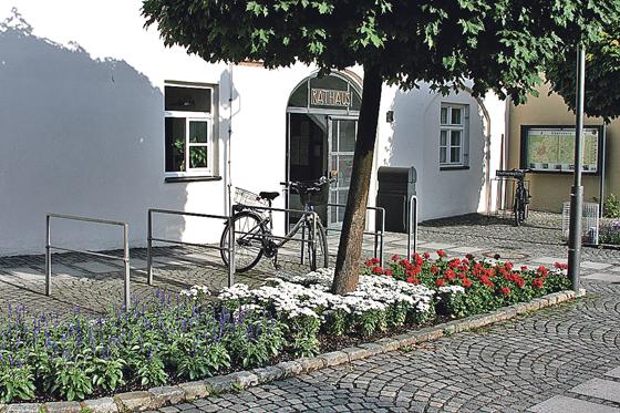 Recht und links des Ebersberger Rathauses blüht es derzeit in den Farben blau, weiß und rot.	Foto: Stadt Ebersberg