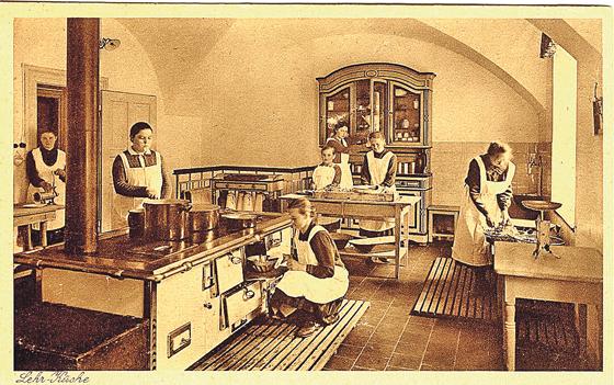 Hauswirtschaftliche Ausbildung in der 1937 neu eingerichteten Zinneberger Lehrküche. 	Repro: Hans Huber