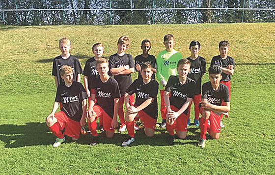 Die Fußball-Mannschaft des DJK Sportbund München Ost spielt künftig im neuen Dress.	Foto: oh