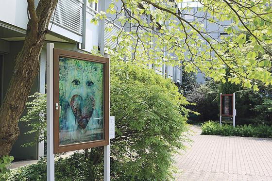 Ausstellung unter freiem Himmel im Innenhofgarten des Alten- und Pflegeheims St. Michael: Glasfenster zum Thema Barmherzigkeit.	Foto: privat