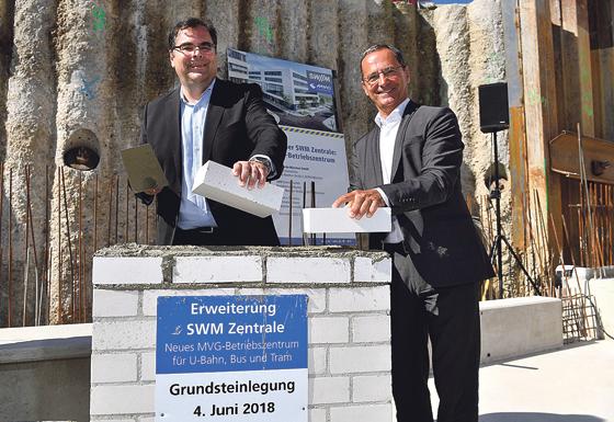 Ingo Wortmann (li.) und Werner Albrecht bei der Grundsteinlegung. 	Foto: SWM