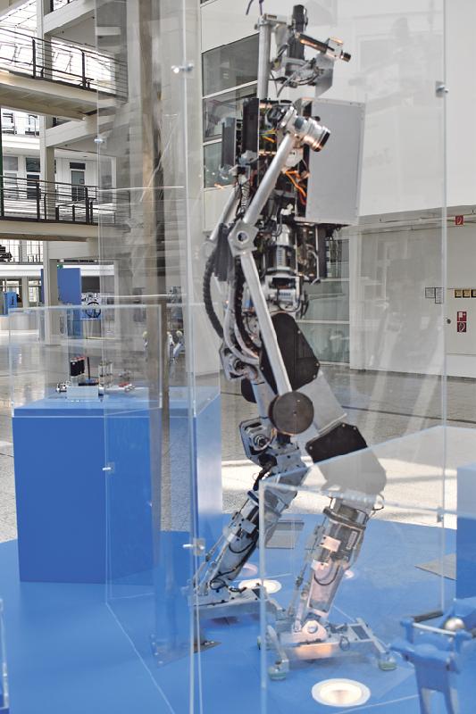 Johnnie ist ein an der TUM entwickelter mobiler Roboter, der aus über 1.000 Einzelteilen besteht. 17 angetriebene Gelenke ermöglichen ihm einen Gang von bis zu 2,4 km/h.   Fotos: dm